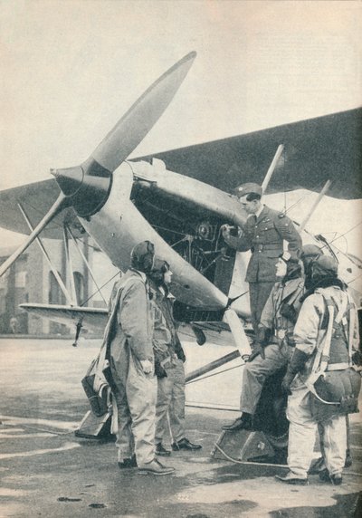 Um instrutor explicando detalhes do motor a um aluno no Sealand Aerodrome, Flintshire, c1936 c1937 de Unbekannt
