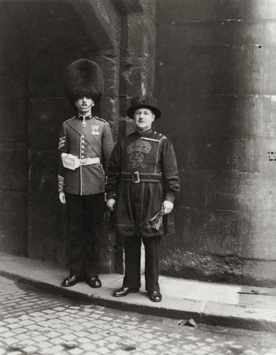 Antigo e moderno na torre de Londres, século 20 de Unbekannt