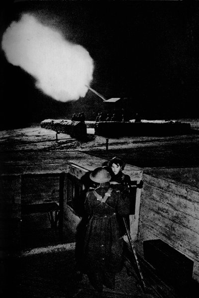 Mulheres antiaéreas da ATS operando um telescópio de identificação, 1943 de Unbekannt