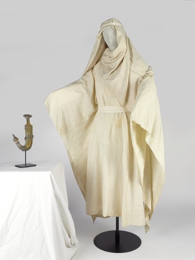 Roupas árabes e um toucado, conhecido como keffiyah, pertencente a T E Lawrence (seda) de Unbekannt