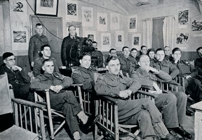 Grupo de Arte do Exército: Adrian Hill, RBA, ROI, palestrando sobre A Arte e os Objetivos de Picasso, 1944 de Unbekannt