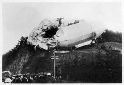 Exército Zeppelin Z2 LZ5 encalhado perto de Weilburg durante uma tempestade, Alemanha, 1910 1933 de Unbekannt