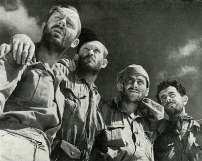 Enquanto os alemães empurravam Alamein, esses quatro homens entraram nas linhas britânicas, c1942-1943, 1945 de Unbekannt
