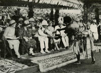 Em Suva, Fiji. Apresentando um dente de Tabua da baleia de esperma ... 1927, 1937. de Unbekannt
