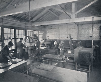 No trabalho na fundição. Fazendo Moldes de Cera das Páginas, 1917 de Unbekannt