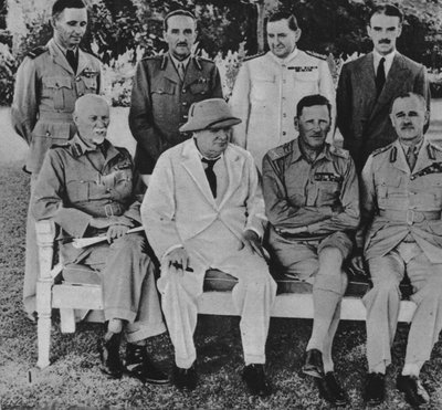 Na frente do Egito: Churchill no Cairo com membros do Conselho de Guerra do Oriente Médio, 1942 de Unbekannt
