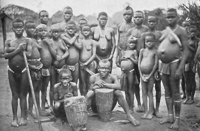 Grupo Bambute Pigmeu com duas mulheres Walese, 1902 de Unbekannt