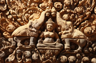 Templo Banteay Srei em Angkor, no Camboja. Lakshmi, deusa hindu da riqueza e esposa do deus Vishnu, é aspergida com água benta por dois elefantes Siem Reap Cambodja de Unbekannt