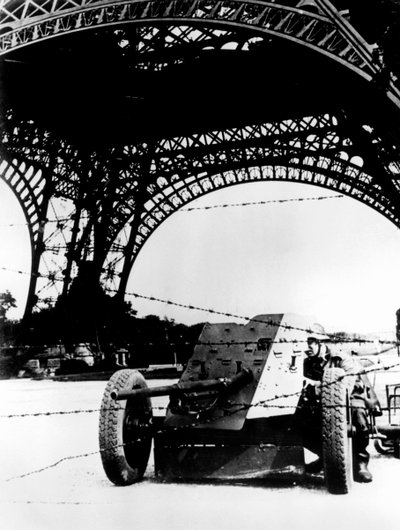 Arame farpado e arma antitanque sob a Torre Eiffel, Paris ocupada pelos alemães, 1940-1944 de Unbekannt