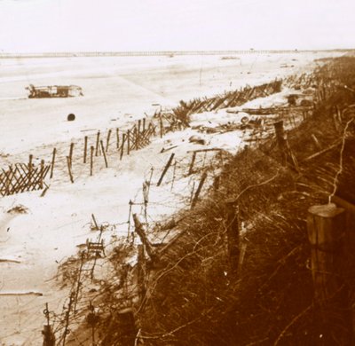Barreiras de arame farpado na praia, Nieuwpoort-Bad, Flandres, Bélgica, c1914-c1918 de Unbekannt