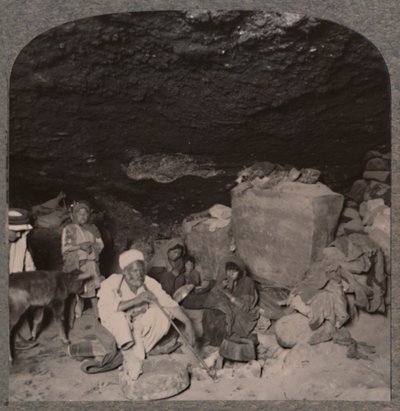Habitantes das cavernas beduínas em suas cavernas, c1900 de Unbekannt