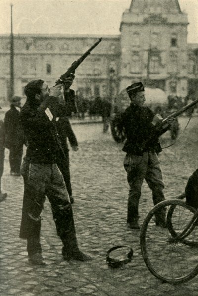 Ciclistas militares belgas atirando em um avião alemão, Primeira Guerra Mundial, 1914-1918, c1920. de Unbekannt