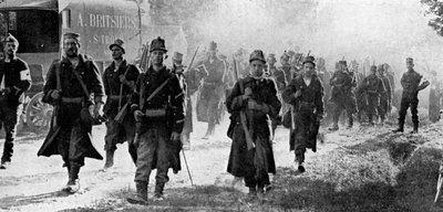 Tropas belgas se aproximando do local da batalha, Primeira Guerra Mundial, 1914 de Unbekannt