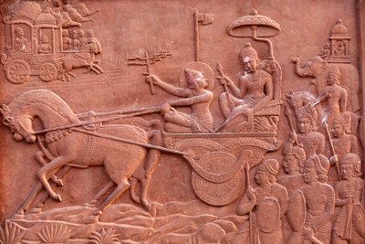 Bhagavad Gita gravado num templo hindu : Krishna conduzindo a carruagem de Arjuna Vrindavan Inde de Unbekannt