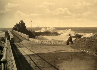 Biarritz - No Rochedo da Virgem devido ao clima pesado, c1930. de Unbekannt