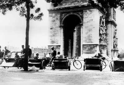 Táxis de bicicleta na Place dEtoile, perto do Arco do Triunfo, Paris ocupada pela Alemanha, agosto de 1943 de Unbekannt