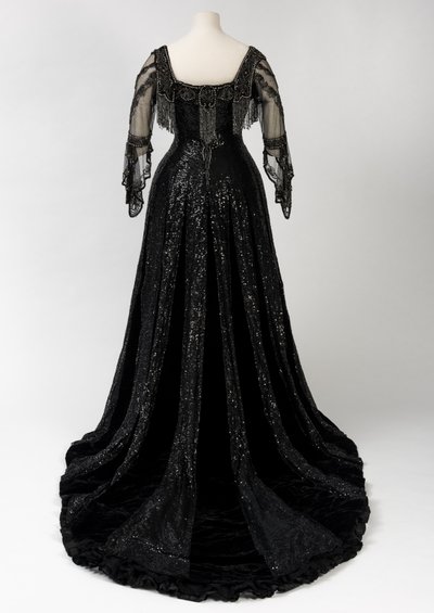 Vestido de noite preto de comprimento total usado pela Rainha Alexandra, com decoração de missangas e lantejoulas e incorporando a assinatura da Rainha Alexandra em seda preta e fita com letras douradas, feita pela Barolet of Knightsbridge, Londres 1908-19 de Unbekannt
