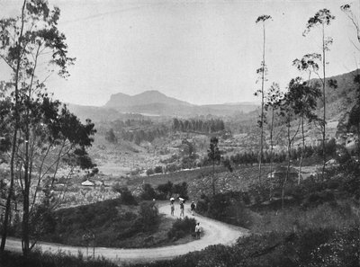 Vista do Ramboda Pass para o sudeste em direção a Nuwara Eliya e a Rocha Hakgalla, 1926 de Unbekannt