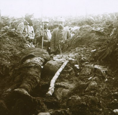 Corpos e prisioneiros, Les Éparges, norte da França, 1915. de Unbekannt