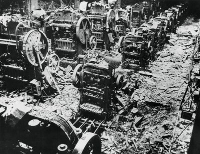 Danos com bombas em uma fábrica da Renault, Sevres, Paris, 4 de abril de 1943 de Unbekannt