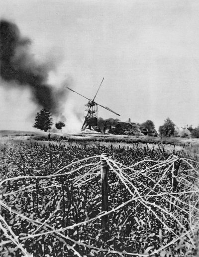 Bombardeio de um moinho de vento com cascas incendiárias, Artois, França, Primeira Guerra Mundial, 1915 de Unbekannt