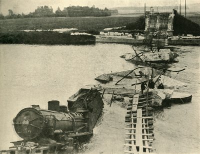 Ponte bombardeada e trem descarrilado, norte da França, Primeira Guerra Mundial, 1914, c1920. de Unbekannt