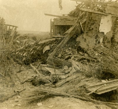Edifício bombardeado, corpo de soldado morto em primeiro plano, 1916 de Unbekannt