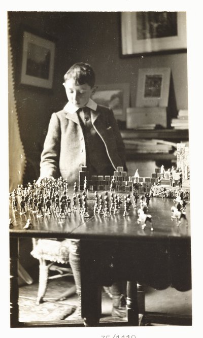 Menino brincando com soldados de brinquedo, c 1912 de Unbekannt