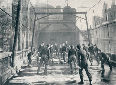 Meninos jogando futebol no telhado da escola de coro da Catedral de St Pauls, Londres, c1901 1901 de Unbekannt