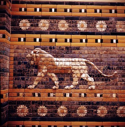 Relevo de tijolo de um leão nas paredes do Caminho Sagrado que leva ao Portão de Ishtar, Babilônia, c580 aC de Unbekannt