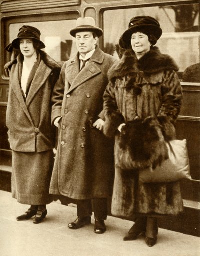Primeiro-ministro britânico Stanley Baldwin com sua esposa e filha, Londres, 27 de janeiro de 1923, 1935. de Unbekannt