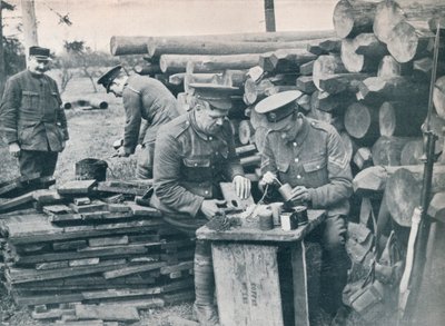 Engenheiros britânicos com a Força Expedicionária fazendo granadas de latas de tabaco, c1914 de Unbekannt