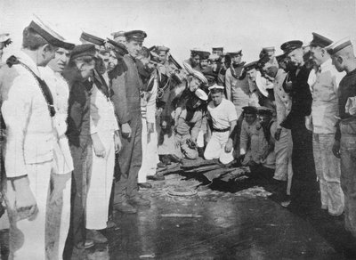 Marinheiros britânicos fazem um buraco no convés de sua embarcação, 1915 de Unbekannt