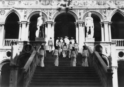 Marinheiros britânicos que visitam o Palácio dos Doges, Veneza, Itália, 1938 de Unbekannt