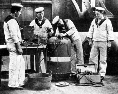 Marinheiros britânicos conectando uma mina, Primeira Guerra Mundial, 1914 de Unbekannt