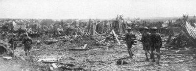 Soldados britânicos explorando as ruínas de Albert, Somme, França, 22 de agosto de 1918 de Unbekannt