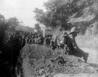 Soldados britânicos descansando em uma rota marcham, entre kalsi e Chakrata, Índia, 1917 de Unbekannt