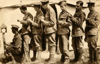 Soldados britânicos sincronizando seus relógios na linha de frente, Primeira Guerra Mundial, 1914-1918, 1933. de Unbekannt