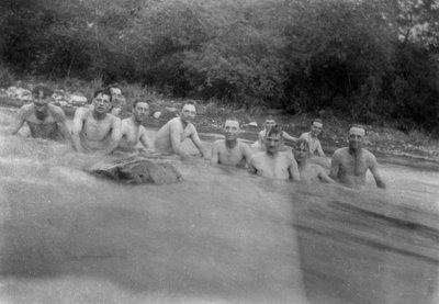 Soldados britânicos lavando em um córrego da montanha, Kalsi, Índia, 1917 de Unbekannt