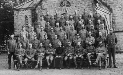 Tropas britânicas do lado de fora da igreja da guarnição, Chakrata, 1917 de Unbekannt