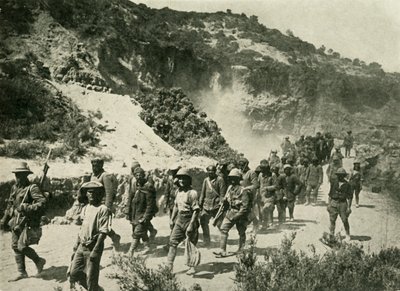 Tropas britânicas com prisioneiros turcos, Primeira Guerra Mundial, 1915, c1920. de Unbekannt