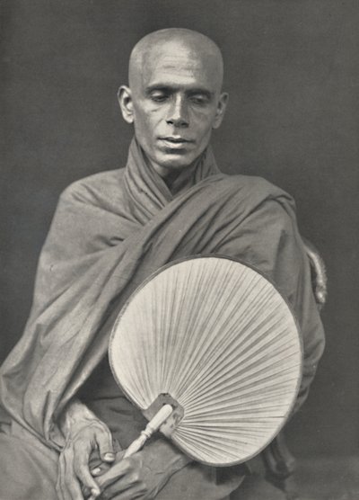 Monch budista da seita da Birmânia com folhas de palmeira, 1926 de Unbekannt