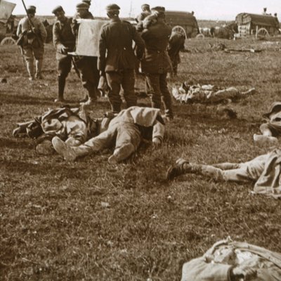 Enterrar corpos, Sainte-Marie-a-Py, norte da França, c1914-c1918 de Unbekannt
