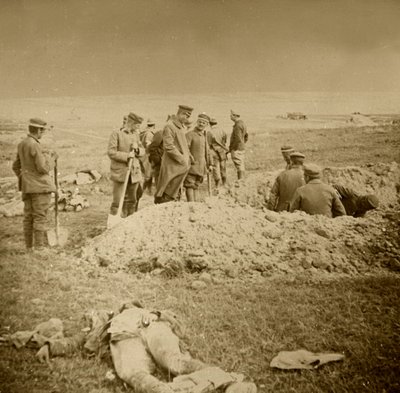 Enterrar corpos, Sainte-Marie-à-Py, norte da França, c1914-c1918. de Unbekannt
