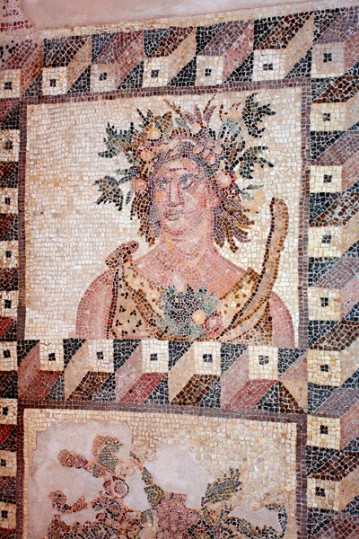 Busto da Primavera - Detalhe do painel das Quatro Estações - Mosaicos de Paphos, Casa de Dionysos - Fim do Século II d.C. - Chipre - Personification du Printemps - Detalhe do mosaico das quatro estações - Mosaicos de Paphos, Casa de Dionysos - Fim do Sécul de Unbekannt
