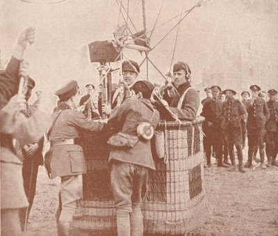 Diretor de fotografia e assistente oficial canadense pronto para subir em um balão de pipa, c1917 1919 de Unbekannt