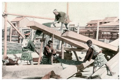 Carpinteiros no trabalho, Japão, 1904 de Unbekannt