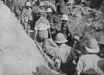 Carregando feridos pelas trincheiras, 1915 de Unbekannt