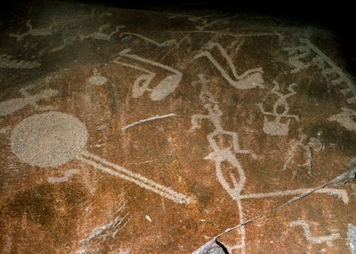 Petroglifo esculpido Pessoas, veados, alces, pássaros, botas e círculos, 4º a 3º milênio aC de Unbekannt