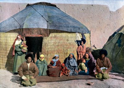 Família da Ásia Central fora de sua casa, c1890 de Unbekannt